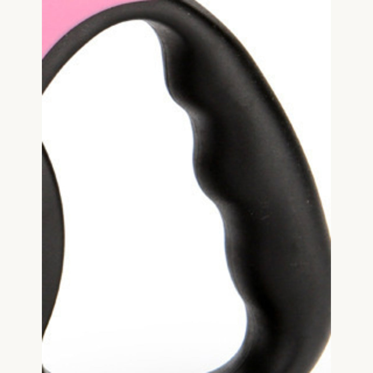The moulded black grip loop of the retractable leash against white