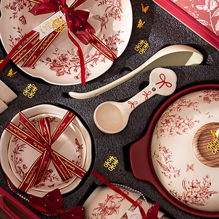 Red Botanical Table Set in a Gift Box, a closer look at the pieces.